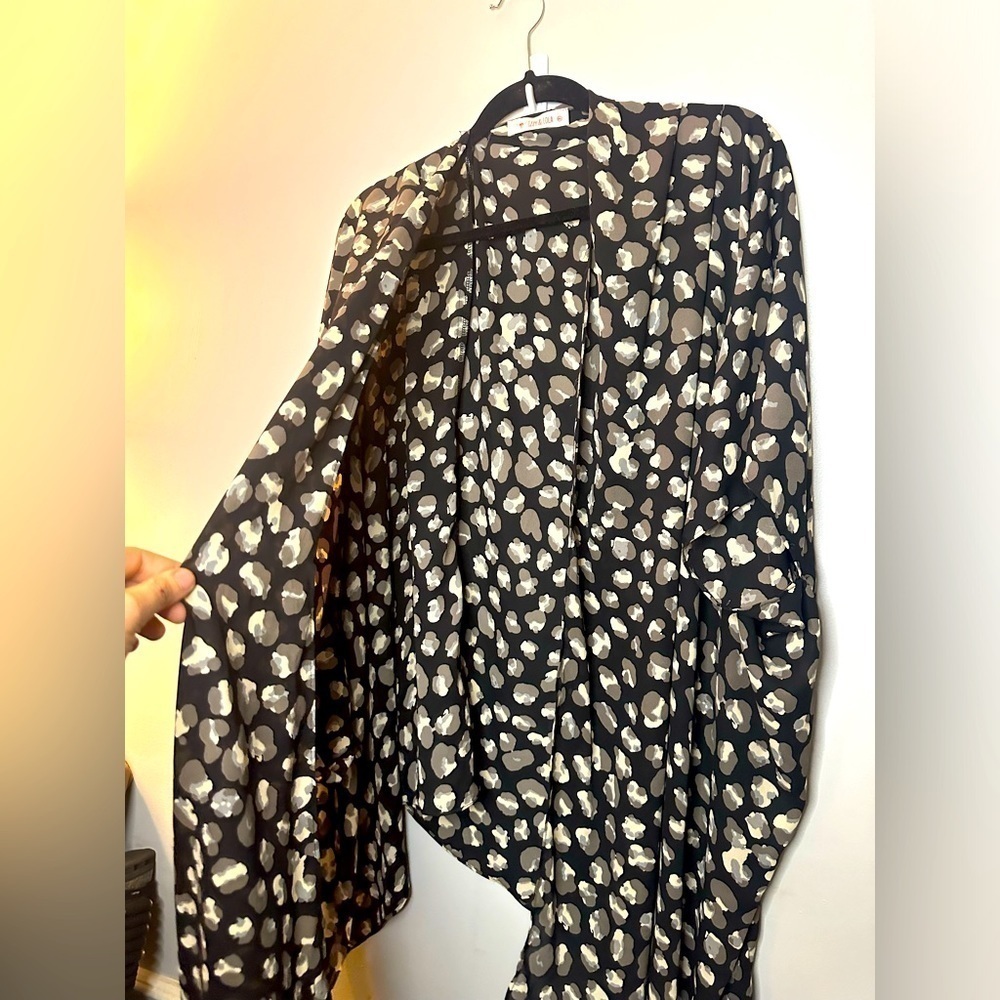 Izzy & Lola m/l cheetah animal print black white and grey kimono shawl